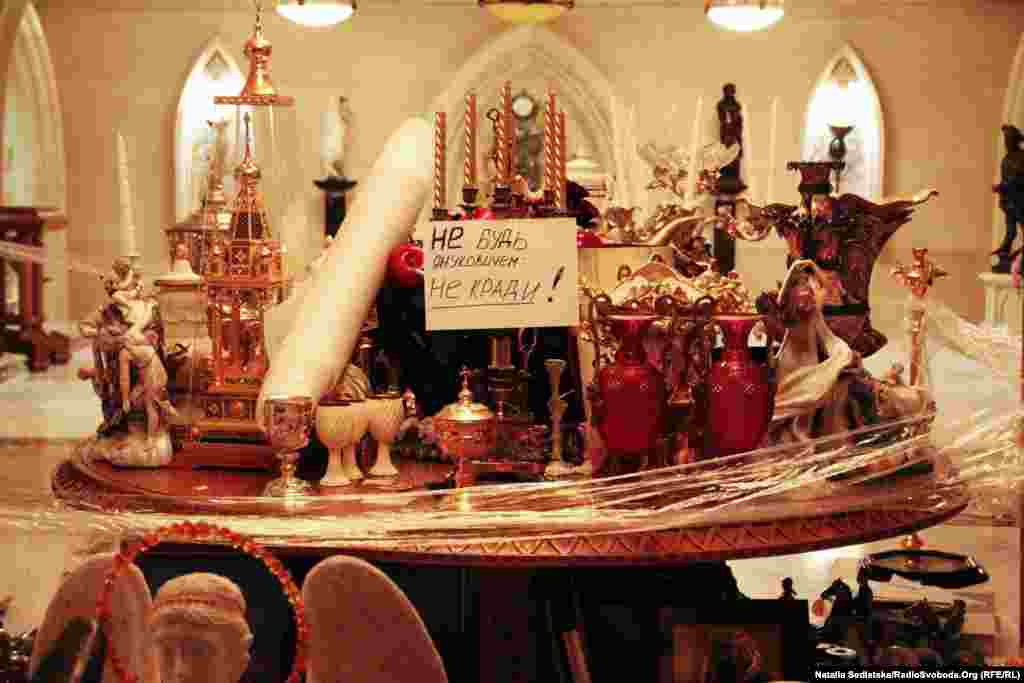 Ин эълон мегӯяд: "Янукович нашав. Дуздӣ накун!"