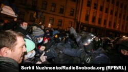 Було 6 потерпілих від сльозогінного газу, а також із травмами голови, ока та кінцівок – спостерігачі