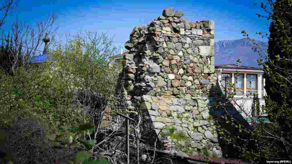 Руины византийской крепости VI века Алустон (с греческого – «сквозняк») находятся в историческом центре курортного города Алушта. Отсюда, с холма высотою 44 метра, хорошо просматривается море, до которого по прямой всего 200 метров