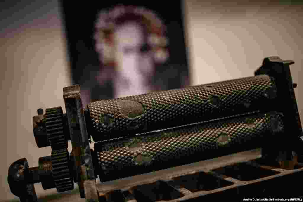 У центрі виставки – образ дівчини Марії, яка всупереч рішенню диктатора Сталіна вижила, на відміну від мільйонів жертв радянського геноциду в Україні