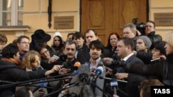 Для адвоката подсудимых Мурада Мусаева, как и для всех остальных участников процесса, все начинается с самого начала