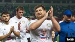 Глава Чечни Рамзан Кадыров во время торжественного мероприятия, приуроченного ко дню рождения президента России Владимира Путина на футбольном стадионе "Ахмат Арена". 2015 год.