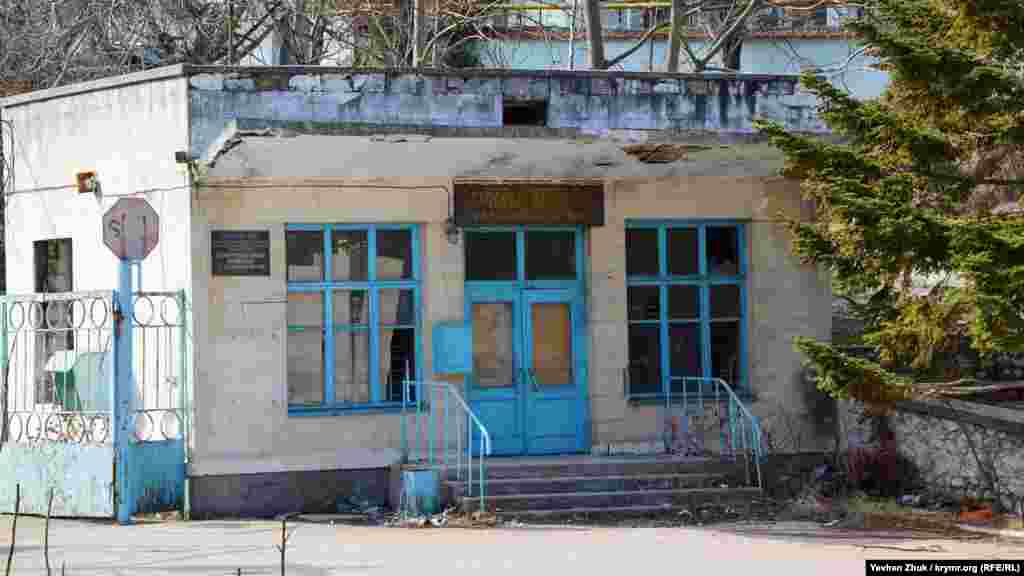 Далі по балці, недалеко від простоюючого заводу напоїв – також давно покинутий севастопольський комбінат хлібопродуктів (КХП). Двері прохідної забиті, але охорона на території присутня