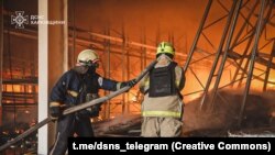 Рятувальники на місці одного з попередніх російських ударів у Харкові, 30 липня 2025 року