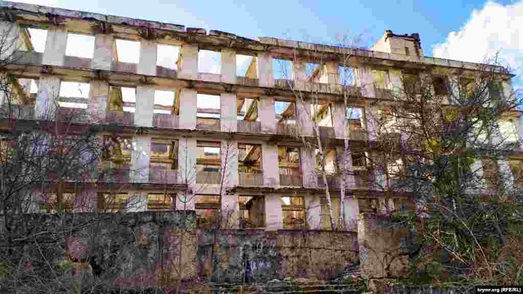 Будівництво об'єкта №221 тривало 15 років і було закинуте в 1992 році, після чого він зазнав масованого розграбування. За однією з версій, мародерством займалися мисливці за металами. Однак в Севастополі подейкують про причетність до процесу флотського начальства. Сьогодні ЗКП люблять відвідувати діггери і сталкери, однак подібні «екскурсії» ризиковані тим, що можна впасти у шахти або заблукати в численних технічних ходах, загальна довжина яких становить кілька кілометрів