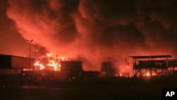 Rezervoarele de petrol ard în portul din Hodeidah, Yemen (imagine de arhivă, din luna iulie 2024)