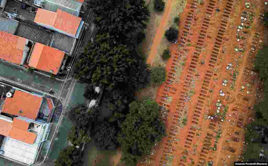 Станом на 18 травня померли 16 122 людини. На фото найбільше кладовище в Сан Паулу – Vila Formosa 