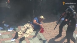 Вибухи під стінами ВР. Мітингувальники кидали в правоохоронців шашки та гранати Вибухи під стінами ВР. Мітингувальники кидали в правоохоронців шашки та гранати