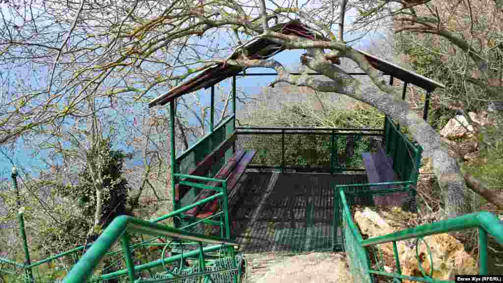 Це – місце для відпочинку на спуску до пляжу біля мису Лермонтова. Зараз воно пофарбоване і чекає туристів