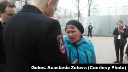 Наблюдатели зафиксировали попытку вброса бюллетеней на выборах в Балашихе. На снимке: женщина, пытавшаяся вбросить бюллетени