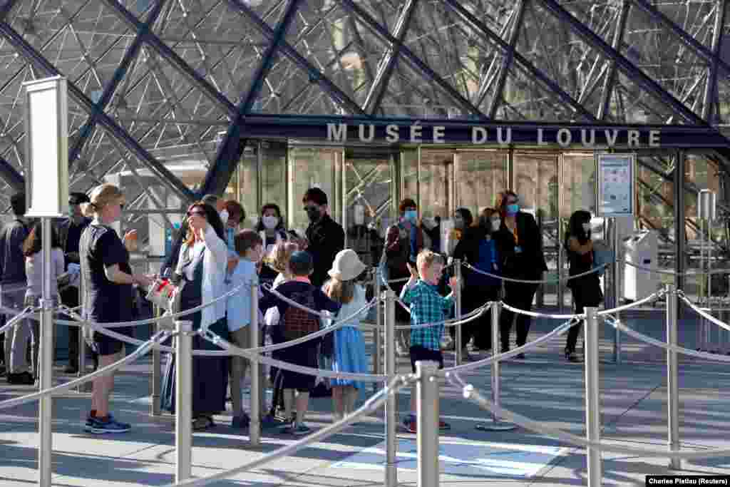 Увійти до Лувру можна лише у масці. До речі, адміністрація музею внесла пункт про обов'язкову наявність маски на обличчі у систему онлайн-бронювання квитків