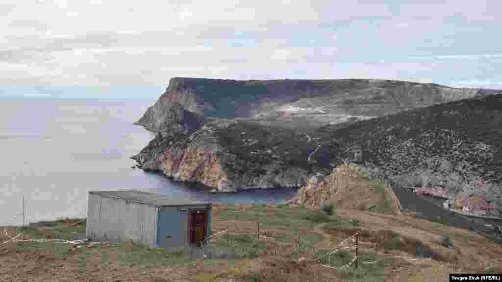З будмайданчика відкривається вигляд на море, фортецю Чембало, вхід у Балаклавську бухту і висоти Кая-Баш