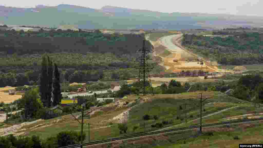 Траса «Таврида» продовжується в селі Тополі. Там вона перетинає річку Альму і фруктовий сад на її берегах