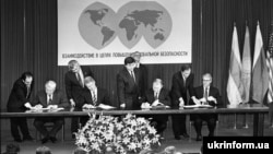 Lideri Rusije, SAD, Ukrajine i Velike Britanije potpisuju Budimpeštanski memorandum, dajući Kijevu bezbednosne garancije, Budimpešta, decembar 1994.