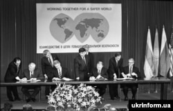 Președintele rus Boris Elțin, președintele american Bill Clinton, președintele ucrainean Leonid Kucima și prim-ministrul britanic John Major (de la stânga la dreapta) semnează Memorandumul de la Budapesta, pe 5 decembrie 1994.