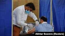 د چين د ساينوفام واکسين په دوو ډوزو کې د ستنو په وهلو سره کېږي. دوهم هغه تر لومړۍ ستنې ۲۱ ورځې وروسته لګېږي.