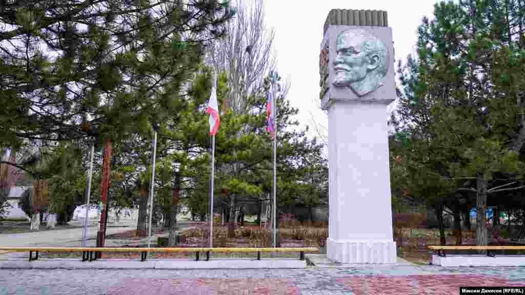 Але в трьох різних місцях: у тому ж Урожайному і в сусідньому селі Чайкине. Причому в Чайкіно – в ФАПі (фельдшерко-акушерському пункті), а в Урожайному – в двох переобладнаних приміщеннях, зокрема, в будівлі сільради, де приймає лікар (за сумісництвом стоматолог)