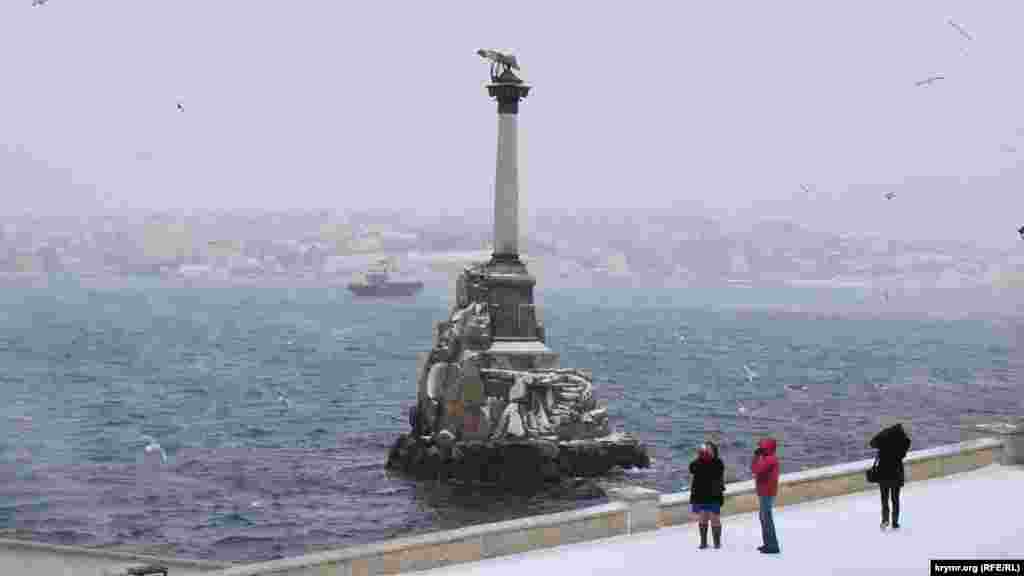 Море в Севастопольській бухті «парує» на морозі
