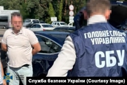 Ofițer de securitate ucrainean reține un suspect din cadrul biroului anticorupție (identitate neclară)