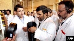 Iranian President Mahmud Ahmadinejad visits one of his country's controversial uranium enrichment facilities at Natanz, south of Iran. (file photo)