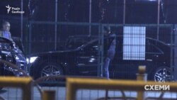 З авта вийшов водій і помахав комусь