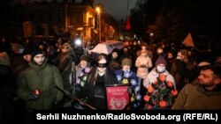 Учасники тримали плакати, принесли з собою лампадки, пластикові квіти та вінки