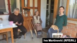 Dragana Jarić, koja je sa bakom i stricem '95. izbegla iz Hrvatske, ispred kuće u selu kod Mladenovca u Srbiji, maj 2021.
