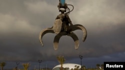 Строительство на пляже в Адлере, возле Сочи