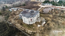 На ній розташована величезна двоповерхова недобудова