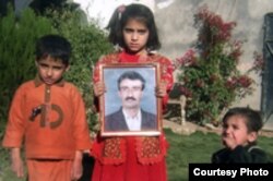 د حیات الله بچیانو د خپل پلار تصویر اخیستی