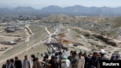 کابل کې پر یوه ښوونځي د برید وژل شوي خاورو ته سپارل کېږي - د ۲۰۲۱ز د مې نهمې انځور.