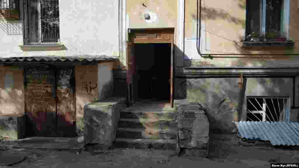 За радянською традицією парадні двері забиті, а мешканці користуються входом в під'їзд з двору