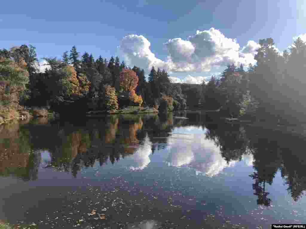 Охири моҳи октябр ва то миёнаҳои моҳи ноябрро мардуми чех марҳилаи "тирамоҳи заррин" меноманд. Дар ин мавсим ҳаво гармтар шуда, табиат бо гунаи зебояш намудор мешавад 