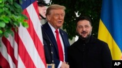 Președintele SUA, Donald Trump, îl salută pe președintele Ucrainei, Volodimir Zelenski, la Casa Albă, pe 18 august 2025.