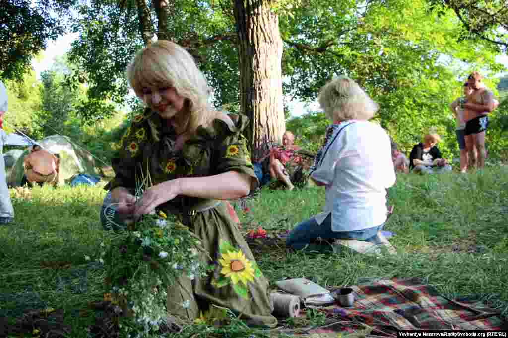 Народні повір’я твердять, що зібрані в ніч на Івана Купала чи вранці рослини мають особливу, надзвичайну силу. Кожна квітка чи трава, що вплітається у купальський вінок, має своє символічне значення