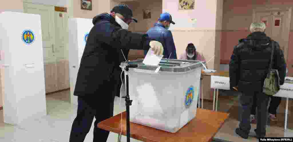 Виборці повинні обов’язково приходити на дільниці зі своєю ручкою, бути в масках і дотримуватися дистанції