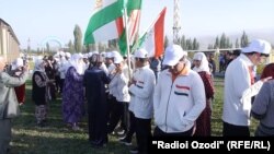 Ноҳияи Шамсиддини Шоҳин, соли 2021. Модарон бо писарони навсарбозашон хайрухуш мекунанд