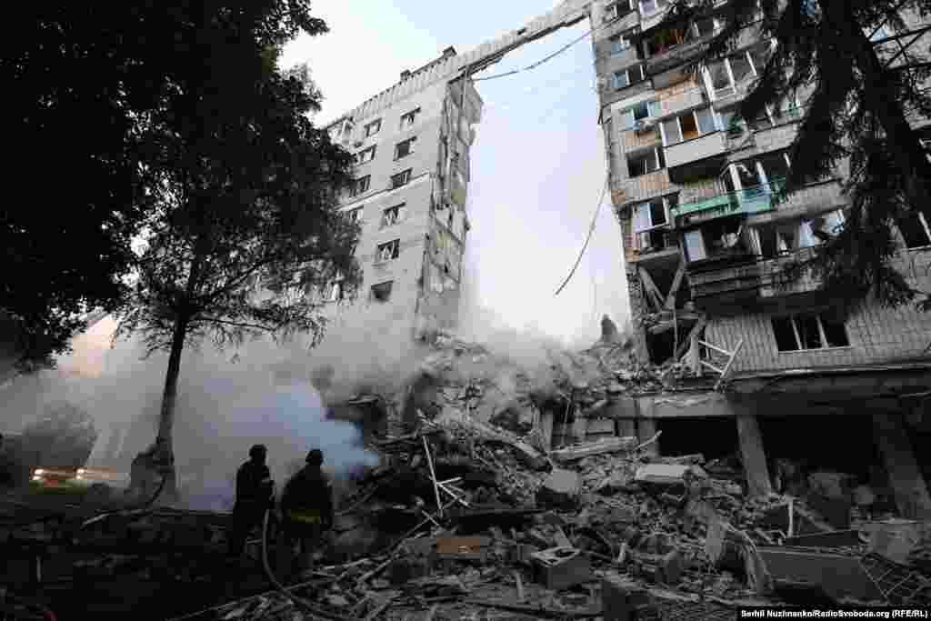 Зруйнований російським ракетним ударом 17 червня під'їзд багатоповерхівки у Солом'янському районі Києва