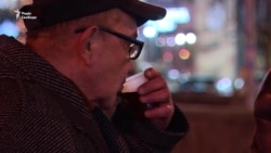 Волонтери роздають їжу на Південному вокзалі Волонтери роздають їжу на Південному вокзалі