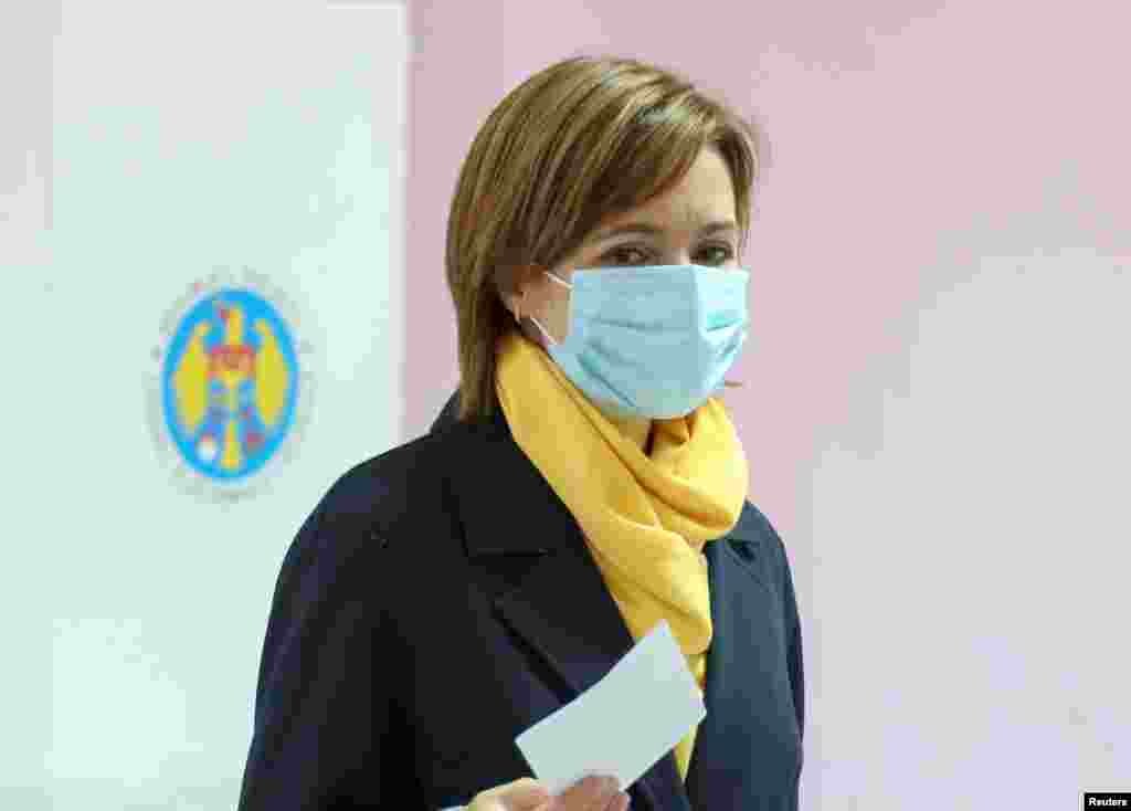 Опозиційний кандидат і колишній прем’єр-міністр Молдови Мая Санду на виборчій дільниці у Кишиневі