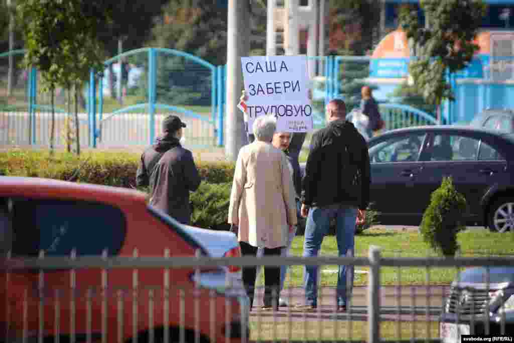 Жінка вийшла з на одиночний пікет із плакатом «Саша, забери трудову. Відділ кадрів»