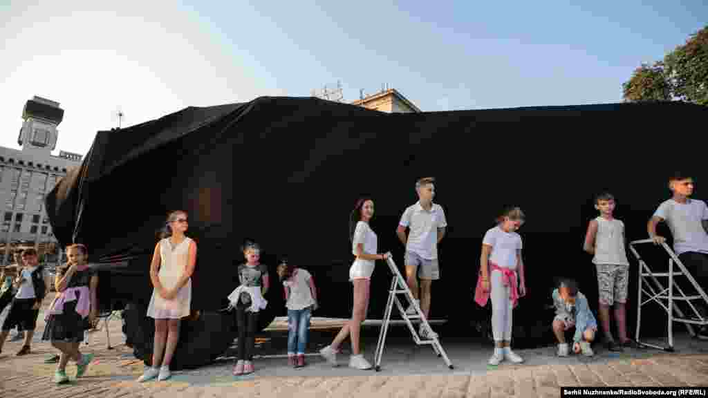 Буде представлено декілька художніх інсталяцій у вигляді щитів «Беркута», пожежної машини з брандспойтом (тієї, що перекрила вулицю під час протистояння у 2014-му) 