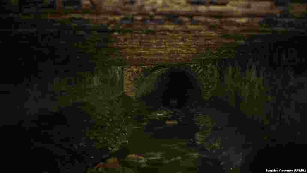 Під час дощу все приміщення заповнюється водою, що потрапляє сюди через зливові стоки. Тому навесні-влітку відвідувати ці місця небезпечно для життя.