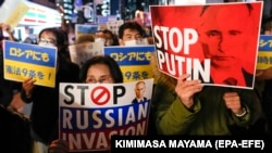 Антипутинский митинг у российского посольства в Токио, март 2022 года