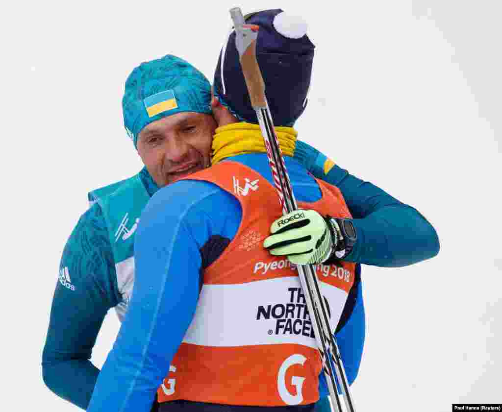 Існує міф: ті спортсмени, які на церемонії відкриття виносять прапор своєї держави – додому повертаються без нагород. Українець Віталій Лук'яненко став винятком. На його рахунку дві золоті нагороди у Пхьончхані. На фото він вітає з перемогою свого спортсмена-лідера Івана Марчишака із «золотом» у біатлонному спринті  