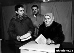 Пенсіонерка М. Глухівська і працівники колгоспу «Дружба» Полтавської області В. Рудь і С. Бова голосують на Мачухівській виборчій дільниці N22 під час Всеукраїнського референдуму щодо незалежності України і президентських виборів. 1 грудня 1991 року. На Полтавщині незалежність України підтримали 94,93 відсотка виборців