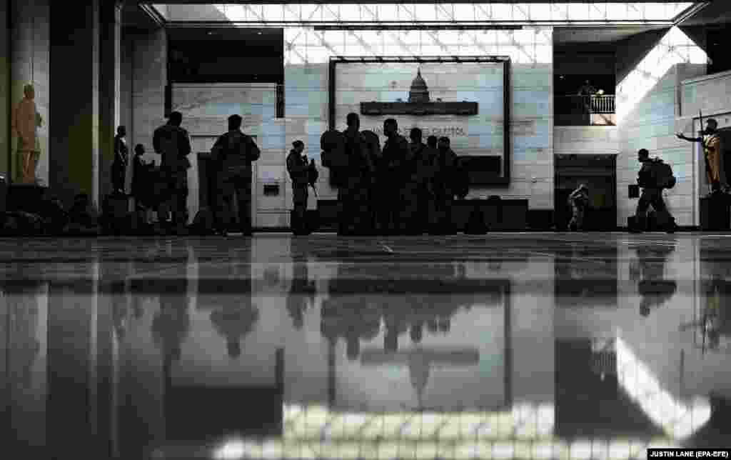 National Guard soldiers gather in the visitors center of the U.S. Capitol building in Washington, DC, January 14, 2021. EPA-EFE Бійці Національної гвардії в центрі відвідувачів будівлі Капітолію, 14 січня 2021 року