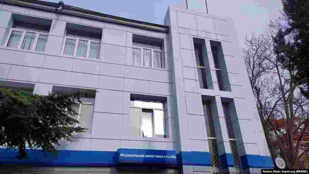 Зараз будівлю повністю займають російські відомства: в лівому крилі зараз розташовується російська районна прокуратура, в правому – федеральна податкова служба