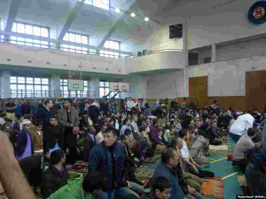 Намози ид дар варзишгоҳи "Сокол" дар Прага