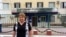 Елена Барзукаева у РОВД по Советскому району Махачкалы